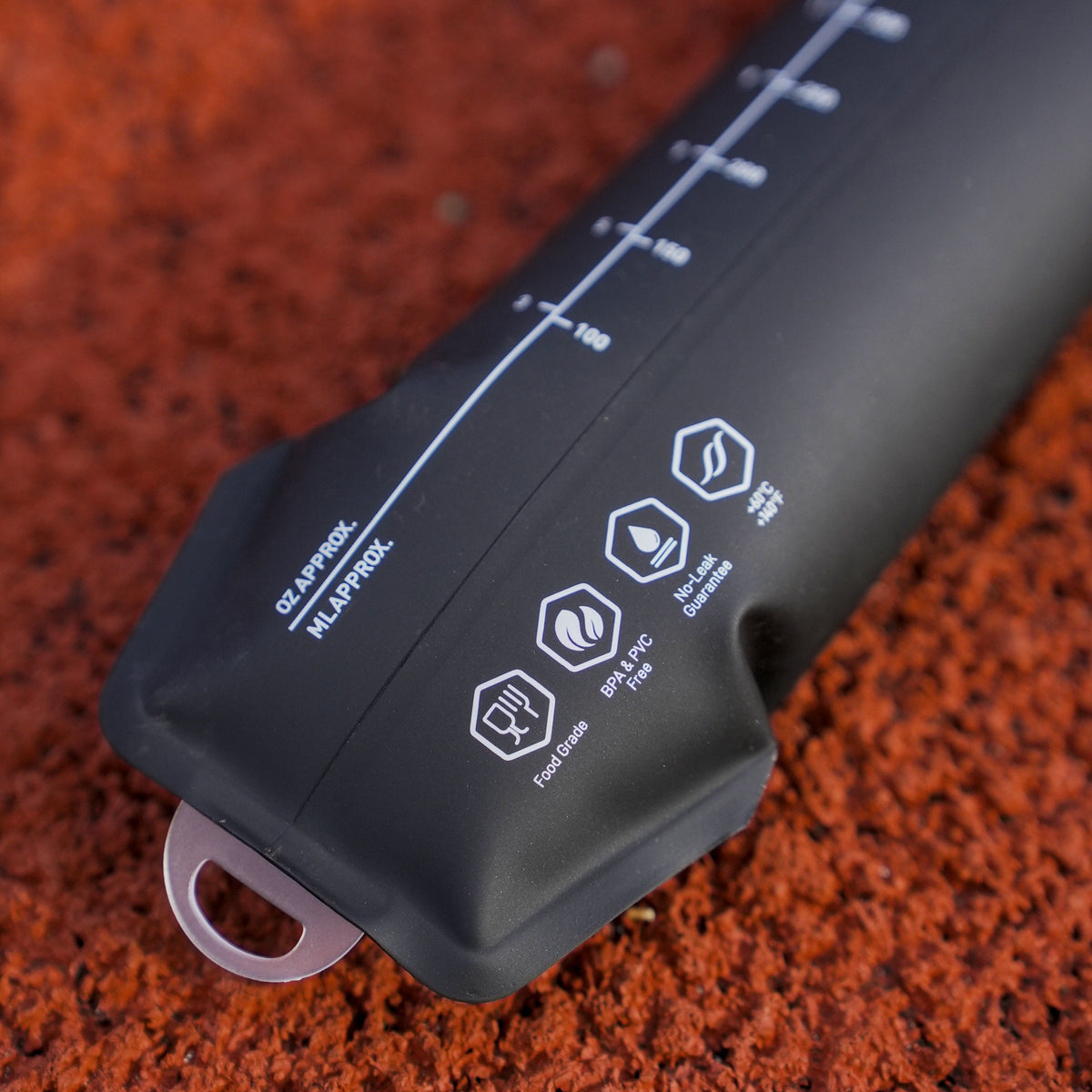 Zadná strana čiernej COR-X soft flask Series 2 s odmerkou v ml a ikonami Food Grade a BPA & PVC Free
