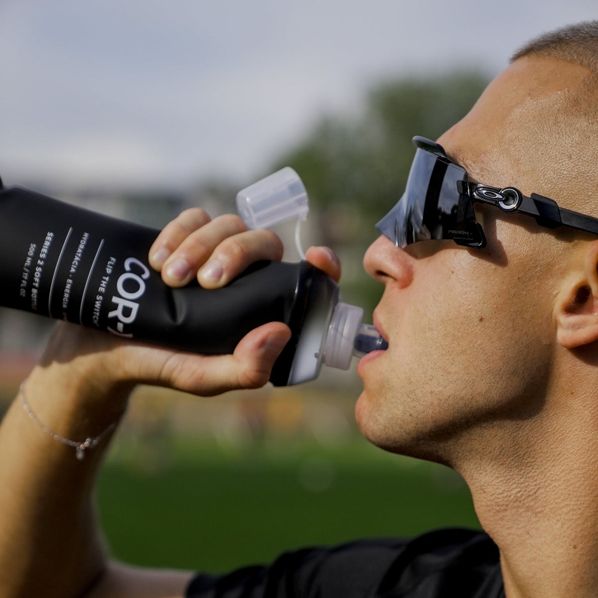 Pitie z čiernej COR-X soft flask Series 2 počas tréningu na atletickej dráhe