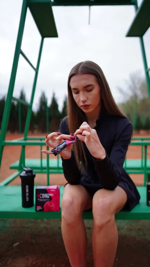 Elektrolyty vs iontové nápoje: Čo skutočne funguje pri tréningu?